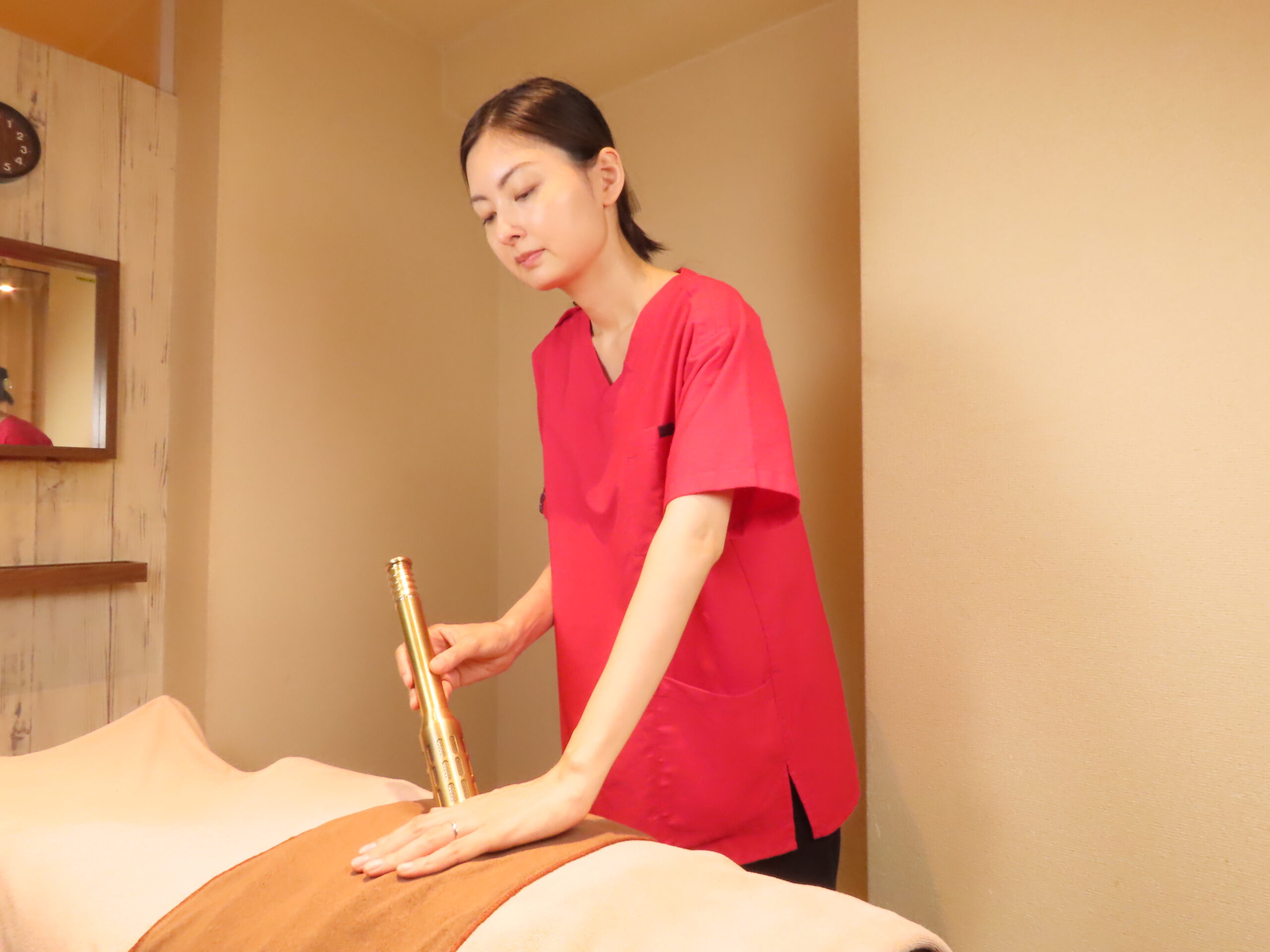 サクラダ治療室での温灸（おなかを温める施術）