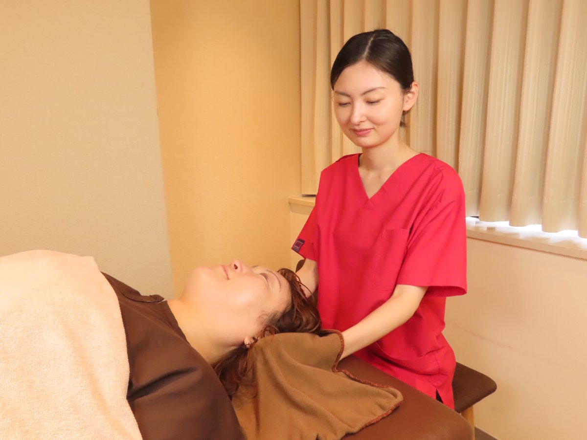 施術中に寄り添う鍼灸師（サクラダ治療室）