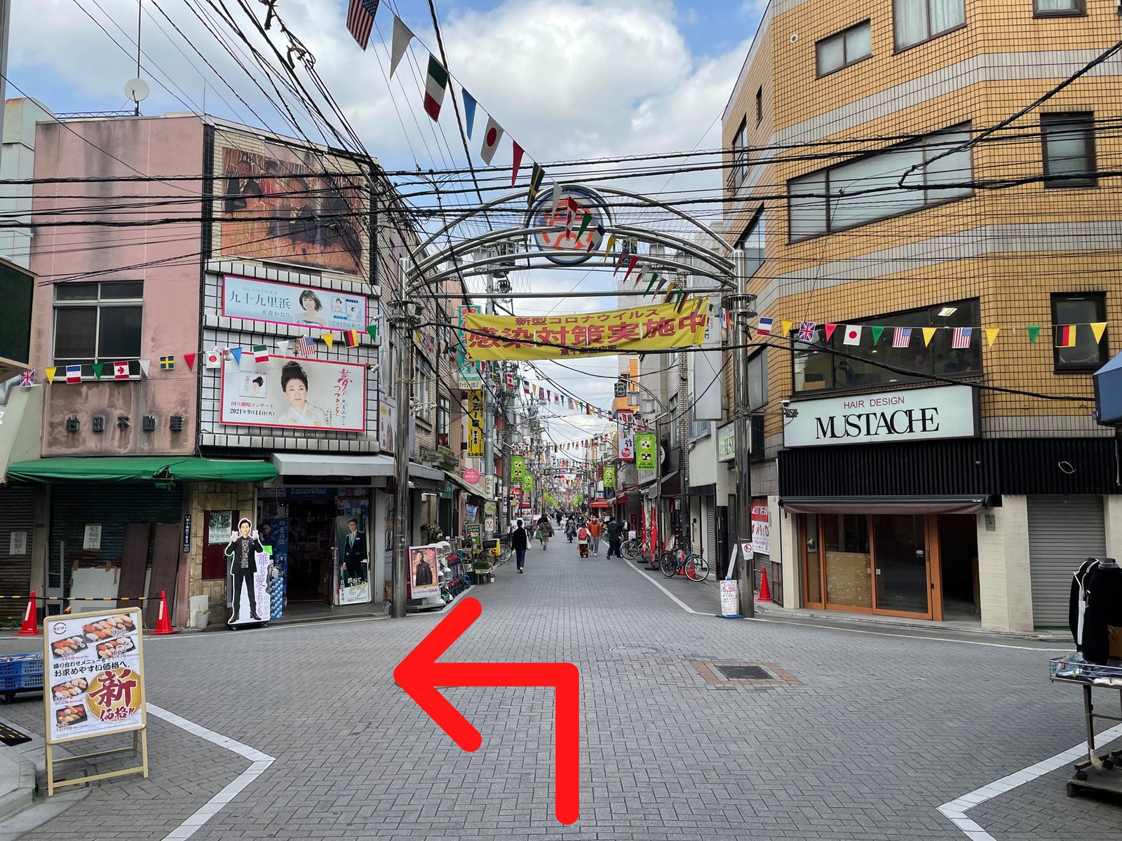 道順②：商店街を直進し、ミュージックショップ ダン（レコード店・左角）のある交差点を左へ曲がります