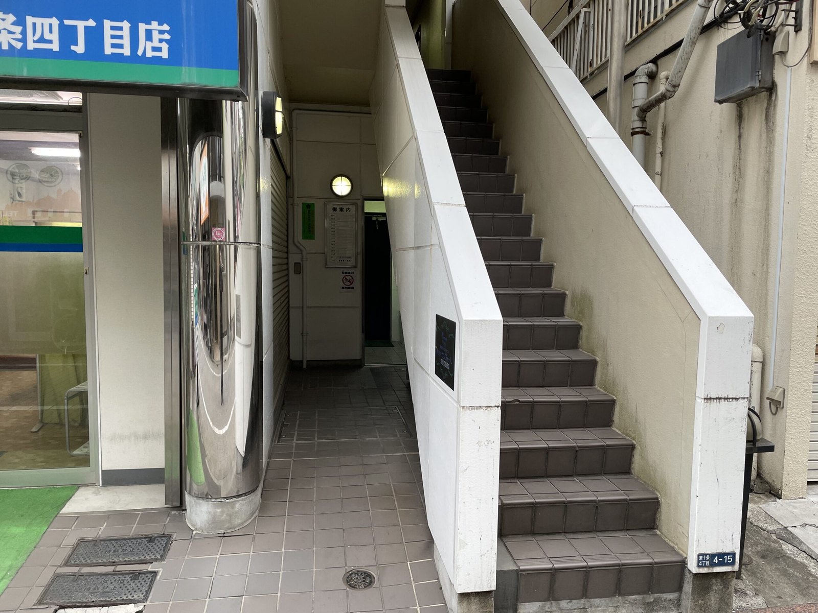 道順④：中央通路の奥のエレベーター、または右手の階段で2階へ上がります